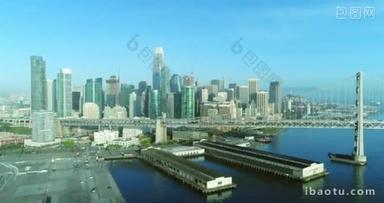 旧金山城市天际线和海湾大桥在阳光明媚的日子<strong>鸟瞰</strong>
